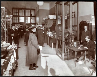 Uma exposição de dispositivos de segurança no Instituto Americano de Serviço Social, Nova York, 1906-07 (impressão de gelatina de prata)